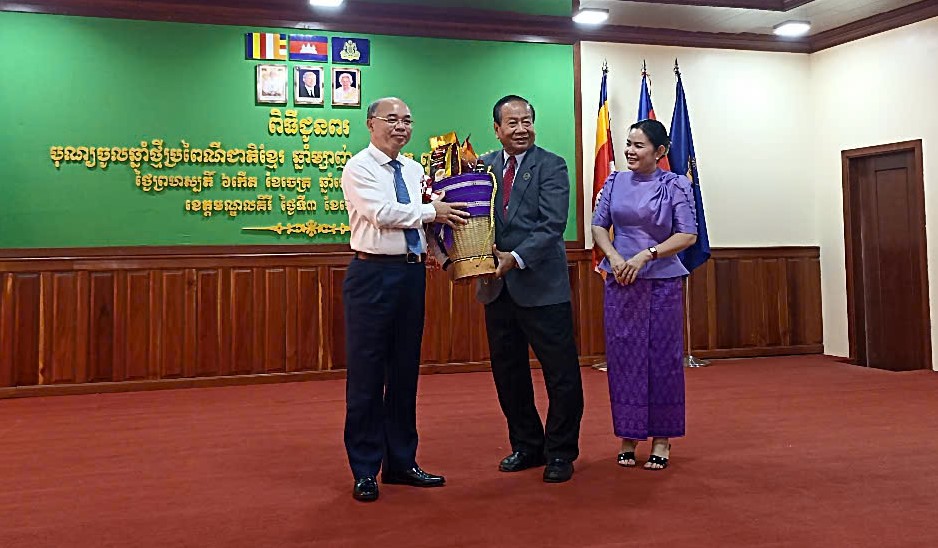 Đoàn công tác UBND tỉnh Đắk Lắk thăm, chúc Tết tại tỉnh Mondulkiri, Campuchia